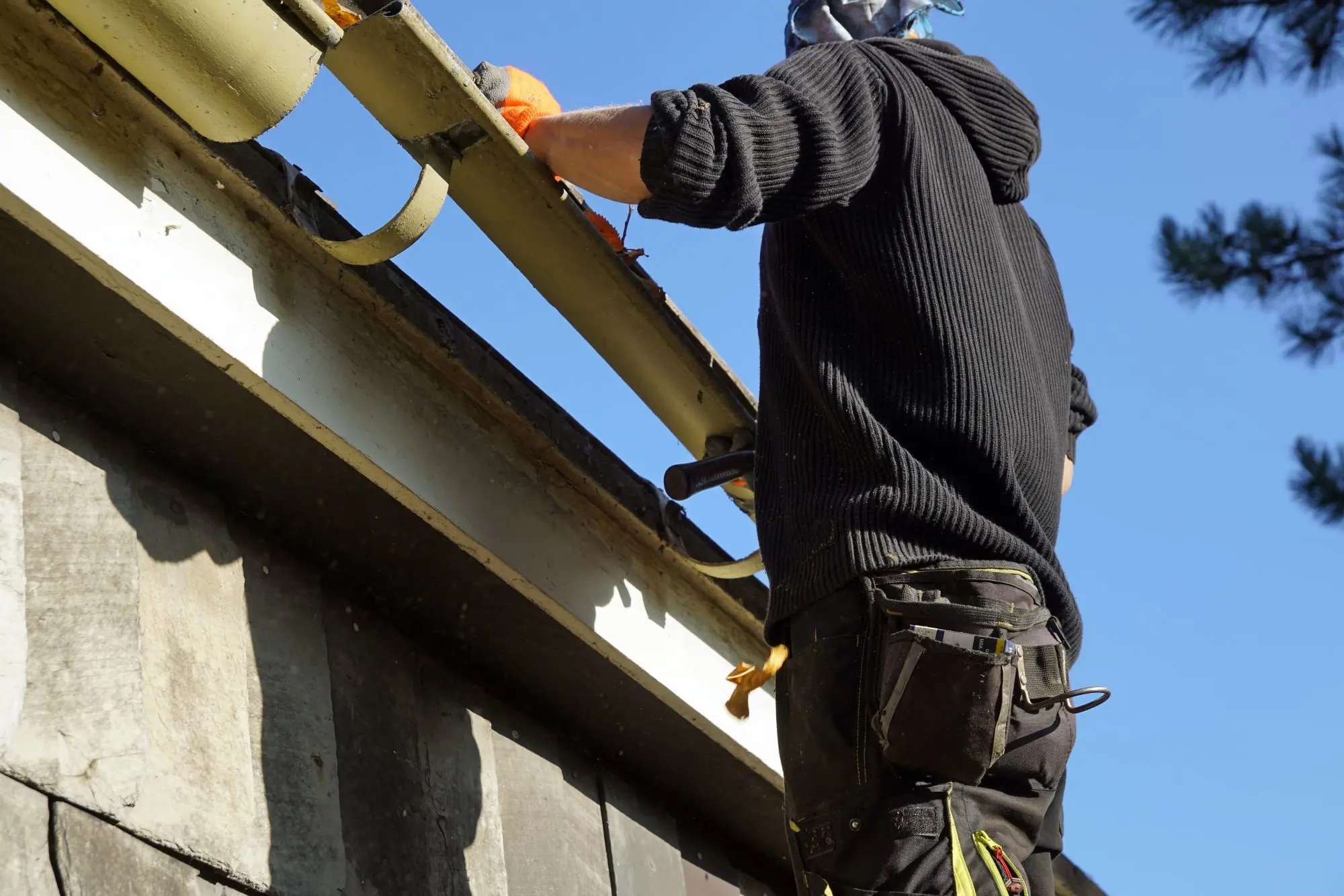 Seamless gutter installation