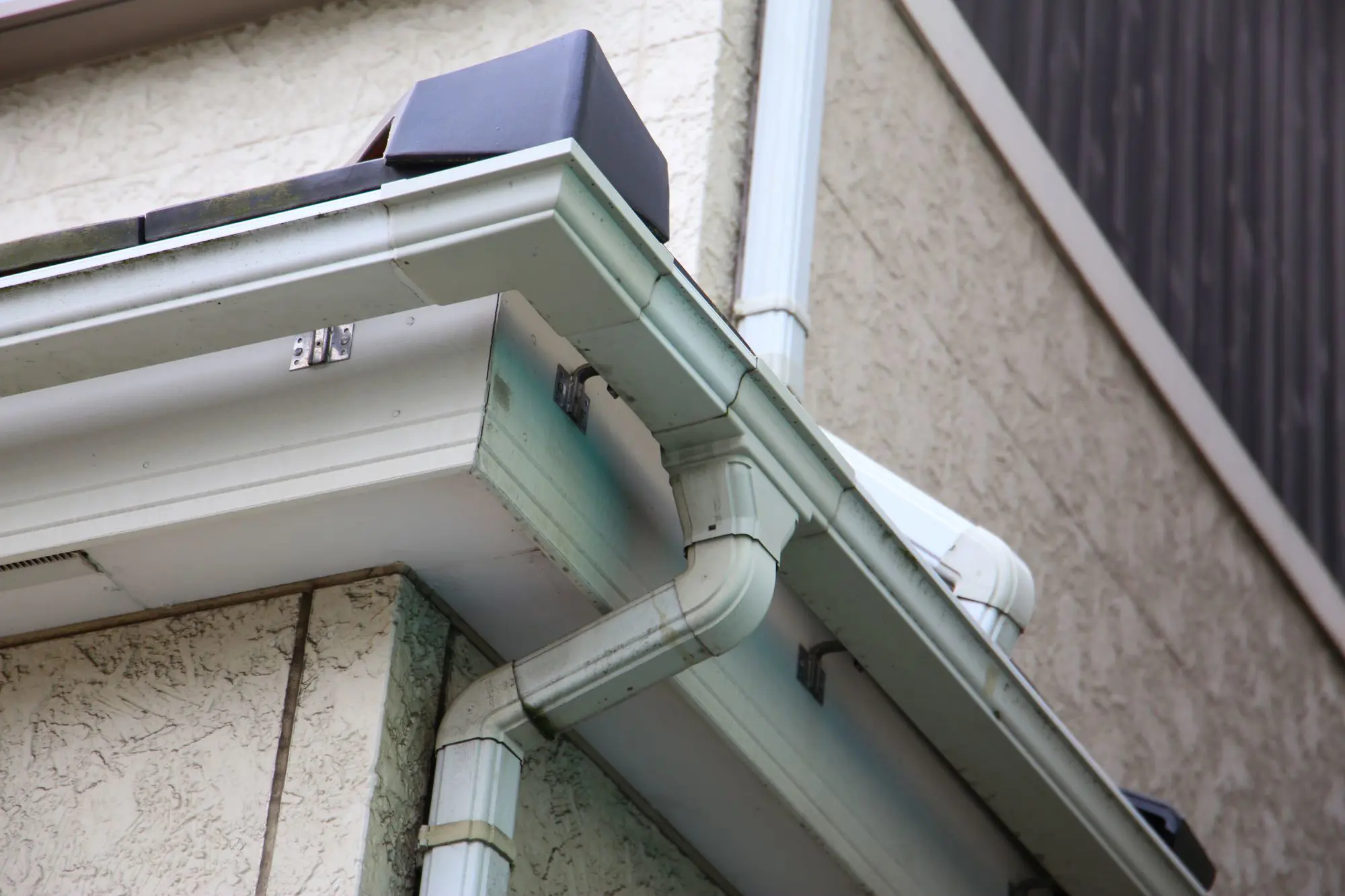 Seamless gutter and downspout system